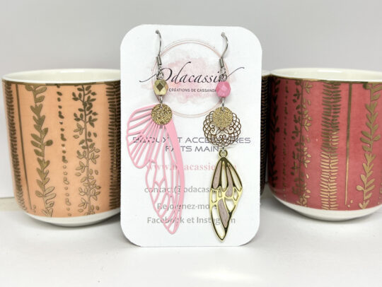 Boucles d'oreilles dépareillées ailes de fée doré mauve rose sequins pailletés rosace perles