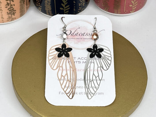 Boucles d'oreilles ailes or rose et argenté ailes de fée fleurs noirs perles boucles asymétriques par Odacassie