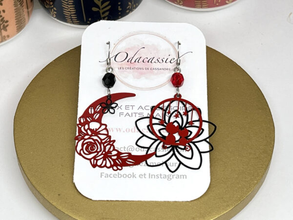 Boucles d'oreilles rouges noires lune fleurs chats étoiles asymétriques par Odacassie