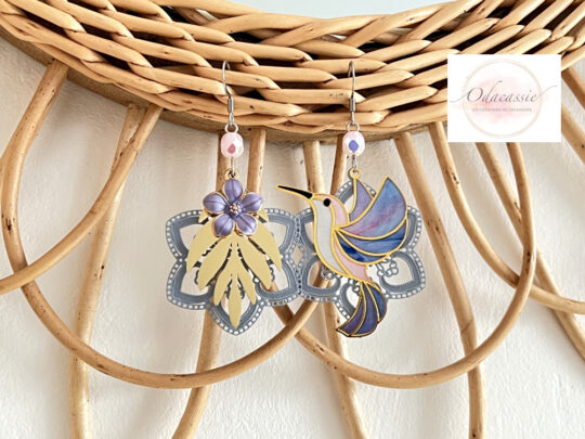 Boucles d'oreilles colibri et fleurs asymétriques avec fines estampes et perles, par Odacassie