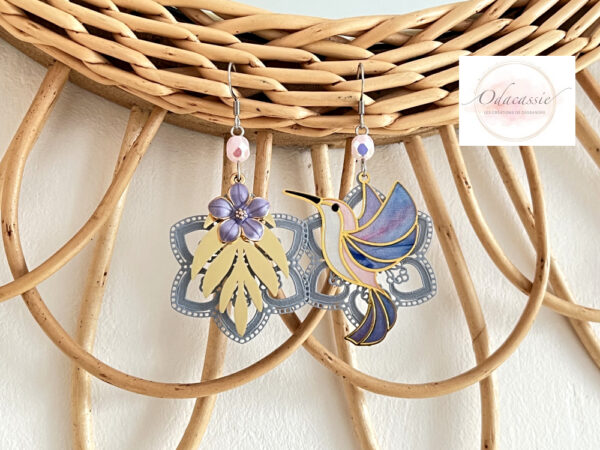 Boucles d'oreilles colibri et fleurs asymétriques avec fines estampes et perles, par Odacassie