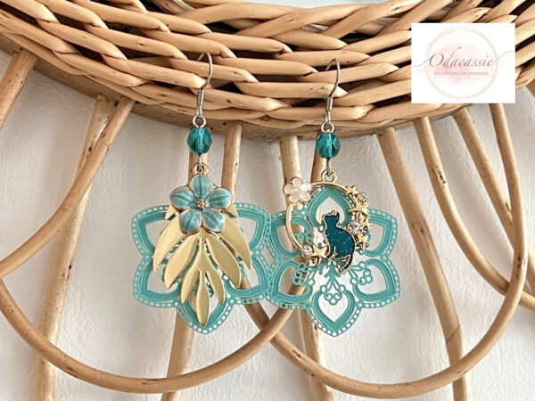 Boucles d'oreilles chat et fleurs feuille perles vert menthe vert émeraude bleu canard asymétriques par Odacassie