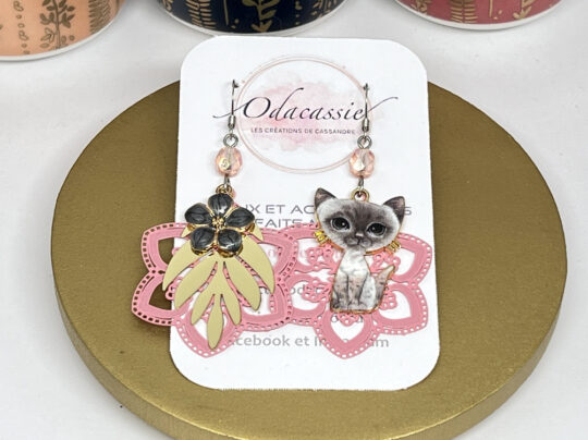 Boucles d'oreilles fleurs et chat asymétriques avec fines estampes et perles rose gris blanc noir doré par Odacassie