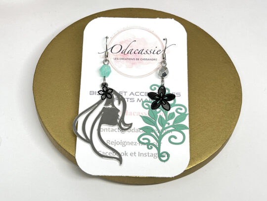Boucles d'oreilles visage féminin feuillage fleurs et perles noir argenté vert asymétriques par Odacassie