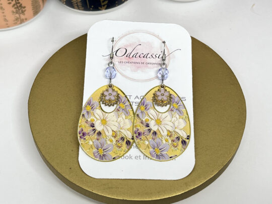 Boucles d'oreilles fleurs mauves roses blanches sur fond jaune rosaces dorées perles par Odacassie