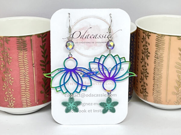 Boucles d'oreilles lotus irisées fleurs vert mauve multicolore laiton acier inoxydable asymétriques par Odacassie