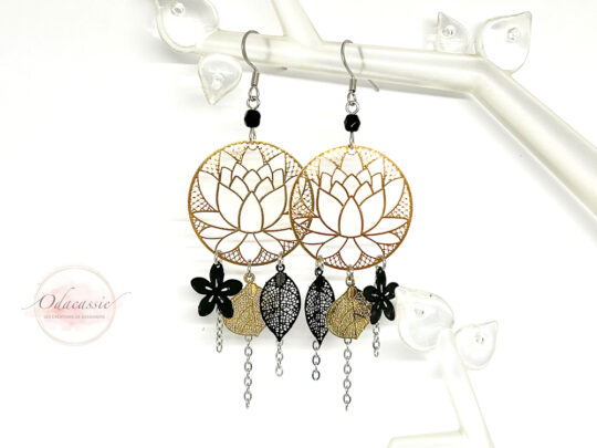 Boucles d'oreilles lotus dorées noires feuilles fleurs perles laiton et acier inoxydable par Odacassie