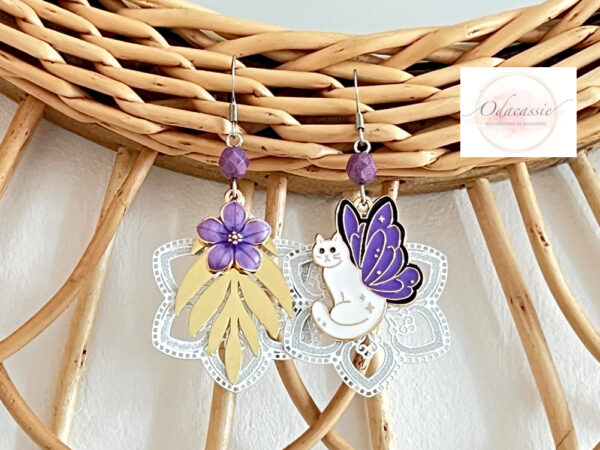 Boucles d'oreilles chat ailé fleurs feuilles perles asymétriques tons doré blanc mauve violet et noir par Odacassie