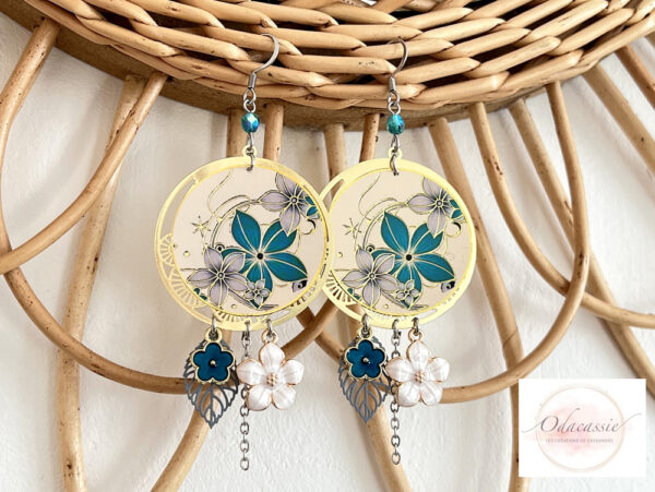 Boucles d'oreilles pendantes dreamcatcher fleurs feuilles perles gris bleu vert par Odacassie