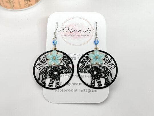 Boucles d'oreilles éléphants fleuris noirs fleurs bleues dorées esprit manda perles par Odacassie