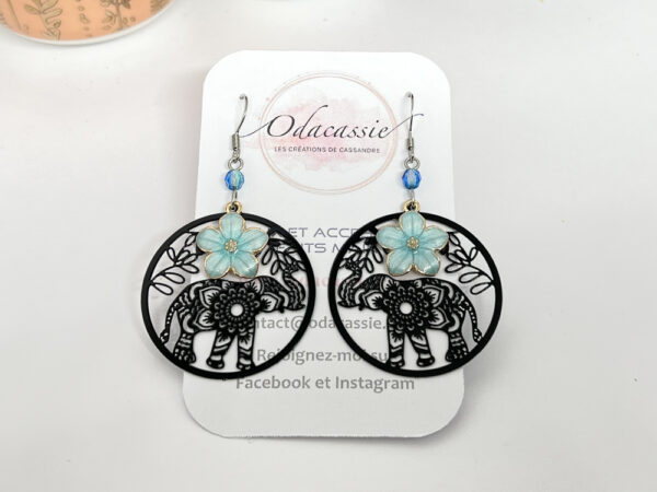 Boucles d'oreilles éléphants fleuris noirs fleurs bleues dorées esprit manda perles par Odacassie