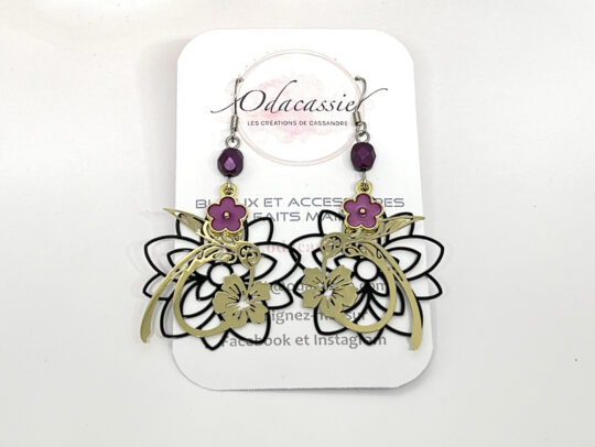 Boucles d'oreilles fleurs violettes et noires colibris dorés perles et fines estampes laiton acier inoxydable par Odacassie