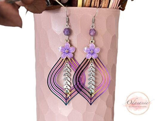 Boucles d'oreilles gouttes géométriques métal irisé fleurs violettes chaîne épis perles par Odacassie
