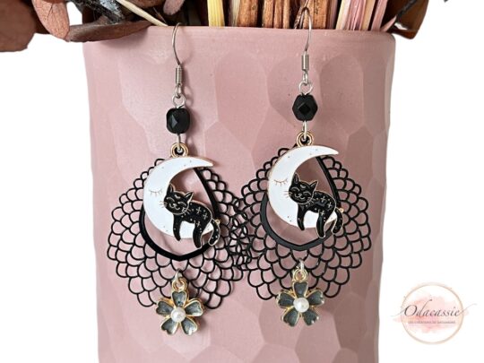 Boucles d'oreilles lunes blanches chats endormis noirs fleurs perles par Odacassie