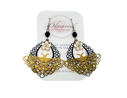Boucles d'oreilles papillons dorés dentelle noire fleurs blanches perles par Odacassie