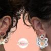 Clous d'oreilles cœurs acétate de cellulose et acier inoxydable fleurs nacre blanche fleurs corail estampes fleurs amovibles par Odacassie