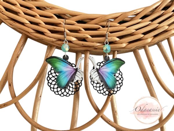 Boucles d'oreilles papillons bleu vert mauve noir blanc avec pendentifs en résine estampes rosaces et perles par Odacassie