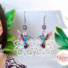 Boucles d'oreilles colibris multicolores sur fleurs blanches laiton résine acier inoxydable par Odacassie